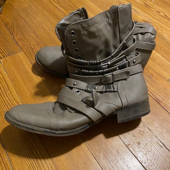 Boots - Picture 2 of 3